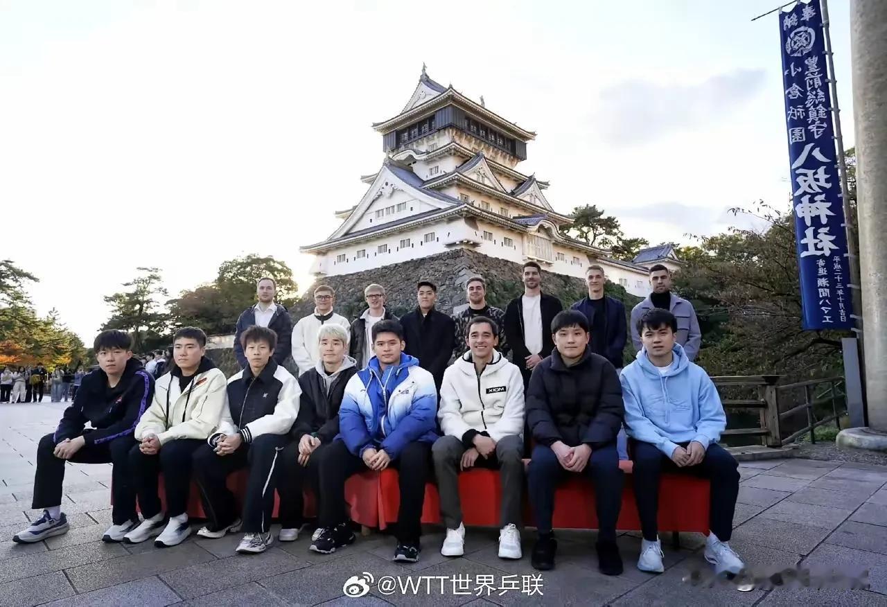 看！日本福冈总决赛男生合影照

天哪，什么情况？7个亚洲的，加1个美洲的齐刷刷坐