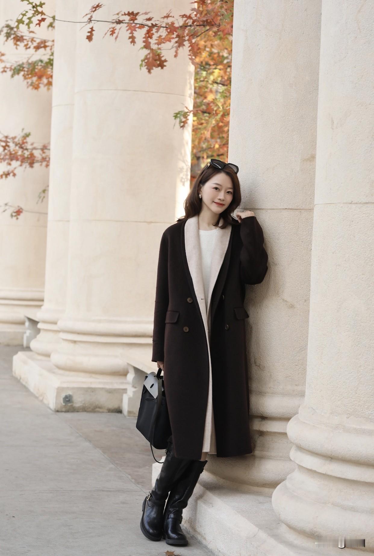 你认为漂亮的女人什么时候最迷人与朋友相处时真诚大笑，感染力很强。