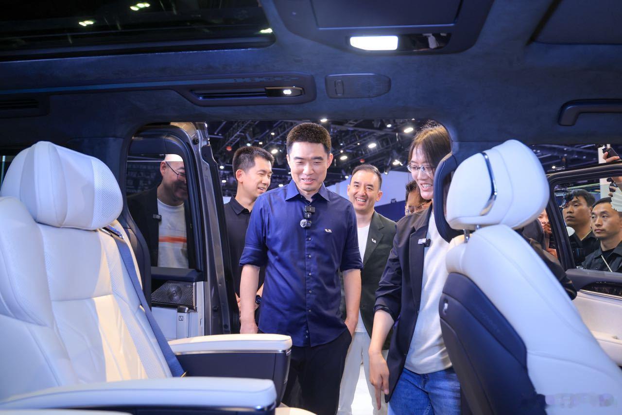 我勒个去，这次车展极氪展台人气也太高了😂焦点围绕在焕新极氪009、高性能混动S