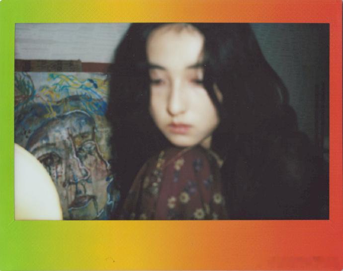 张子枫分享 “女孩画与月亮” 的内容，同时传递 “想念这一刻” 的情感，画面的氛