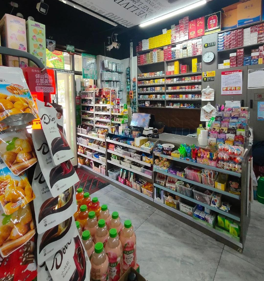 自从开了这个便利店以后，
哪个快过期了吃哪个！
哪个快过期了喝哪个！
哪个不好卖