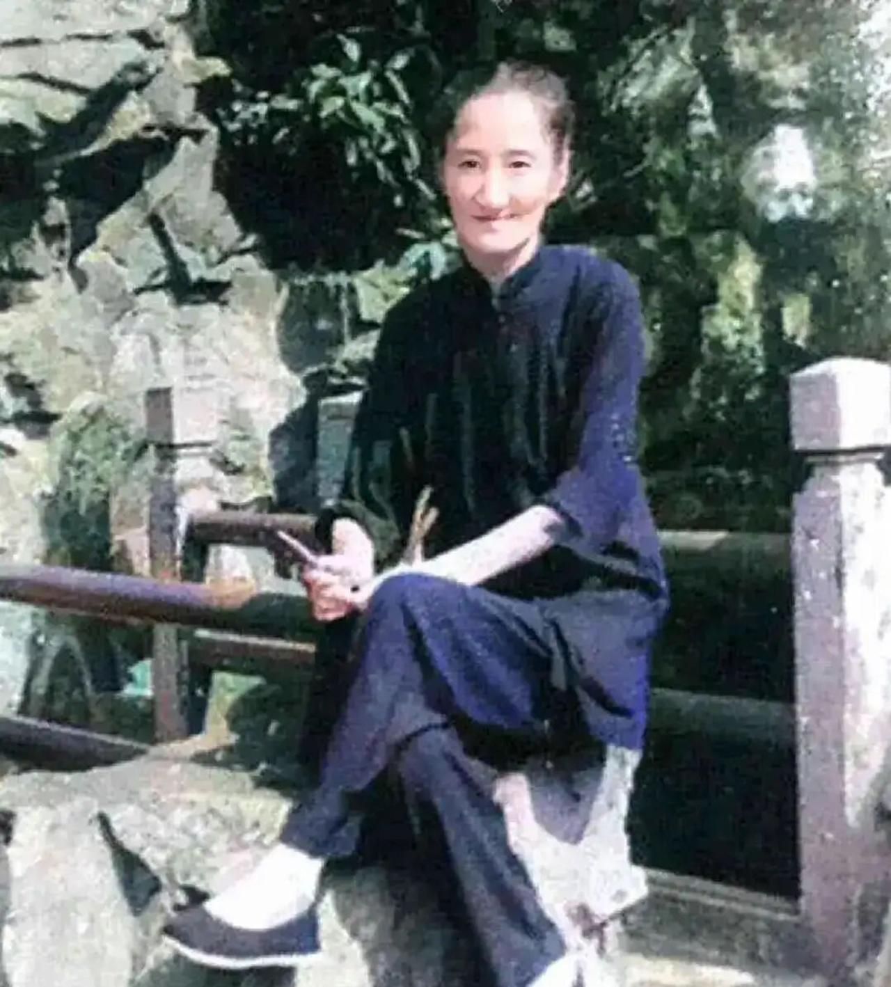 晚年的陆小曼
照片拍摄于1963年的上海，那时的陆小曼已经年近花甲。身材清瘦，面