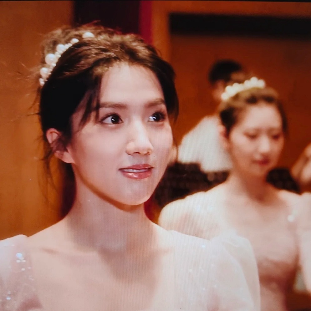 穿帮太好笑了上一秒还在看帅帅美美男女主，下一秒男主手长出来了。这种缺个胳膊的还挺