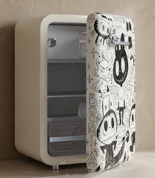 LABUBU冰箱溢价3000元这一次家电行业领会到了IP潮品的品牌价值！泡泡玛特