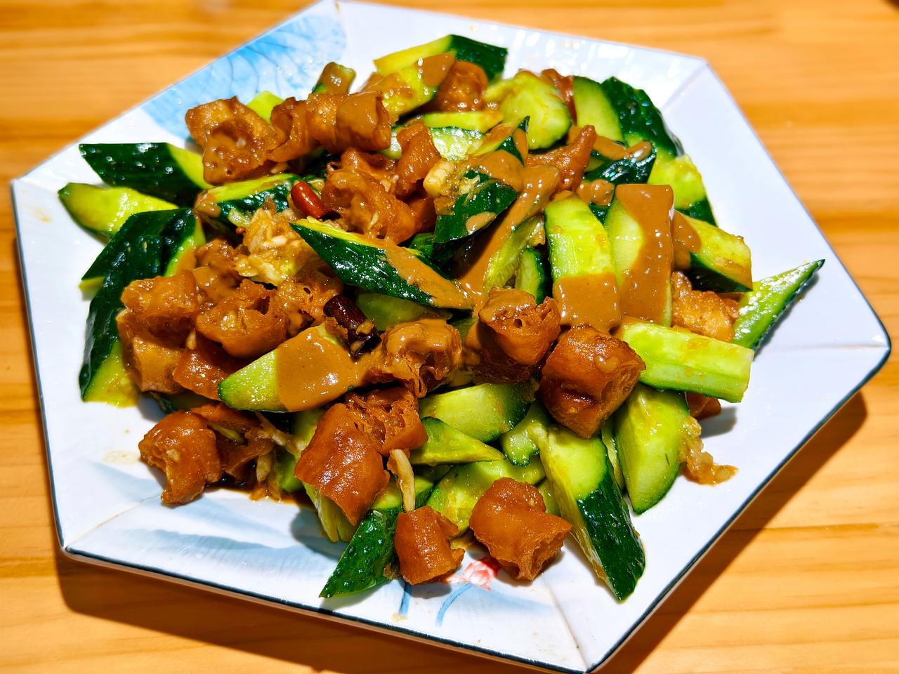 在德州，吃到的这道凉菜太棒了！老油条拌黄瓜，油条切块油炸，黄瓜一拍，切好，然后调