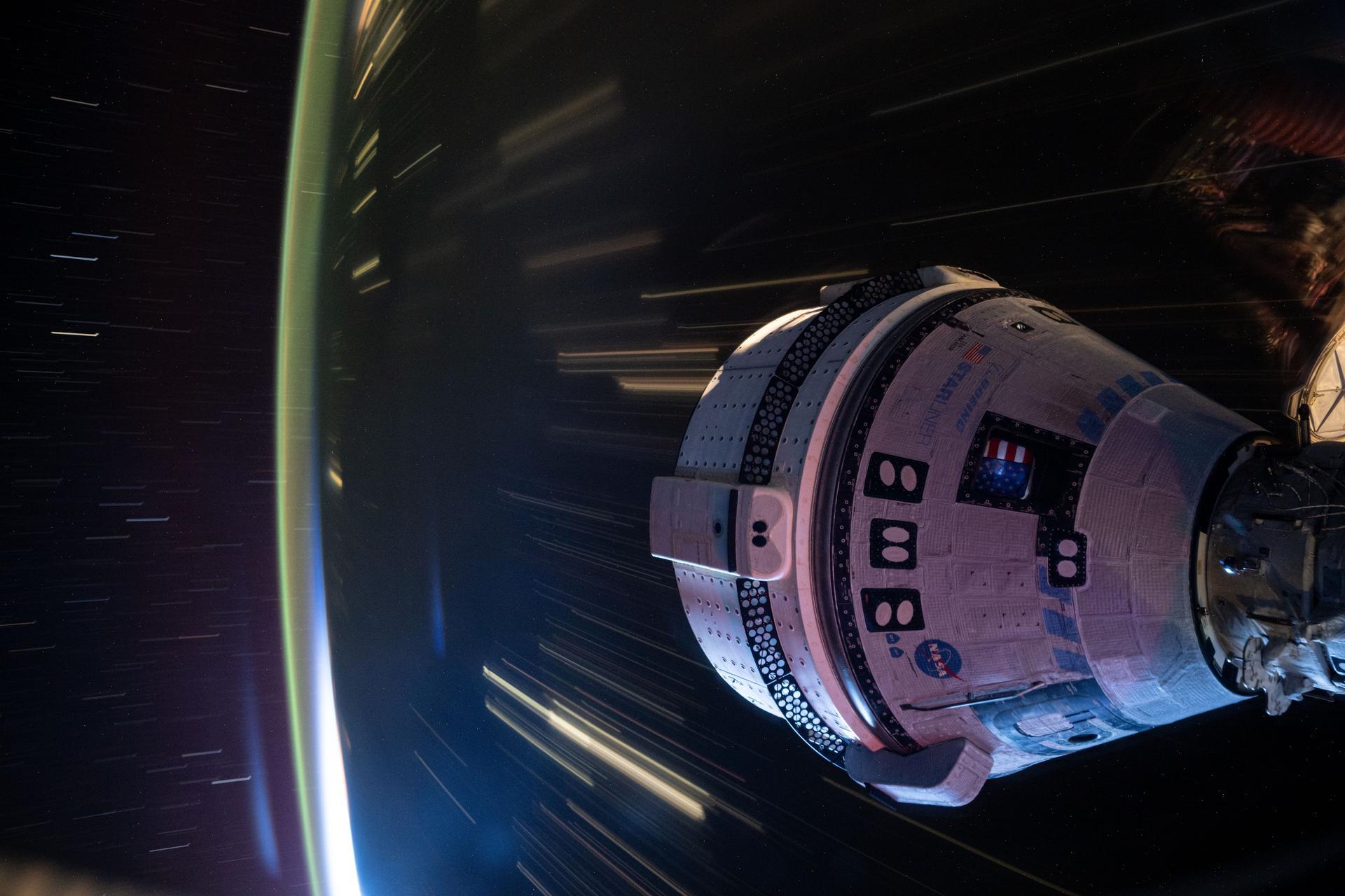 正在停靠国际空间站的波音#cst-100 载人飞船# ，图像由美国宇航员拍摄，当