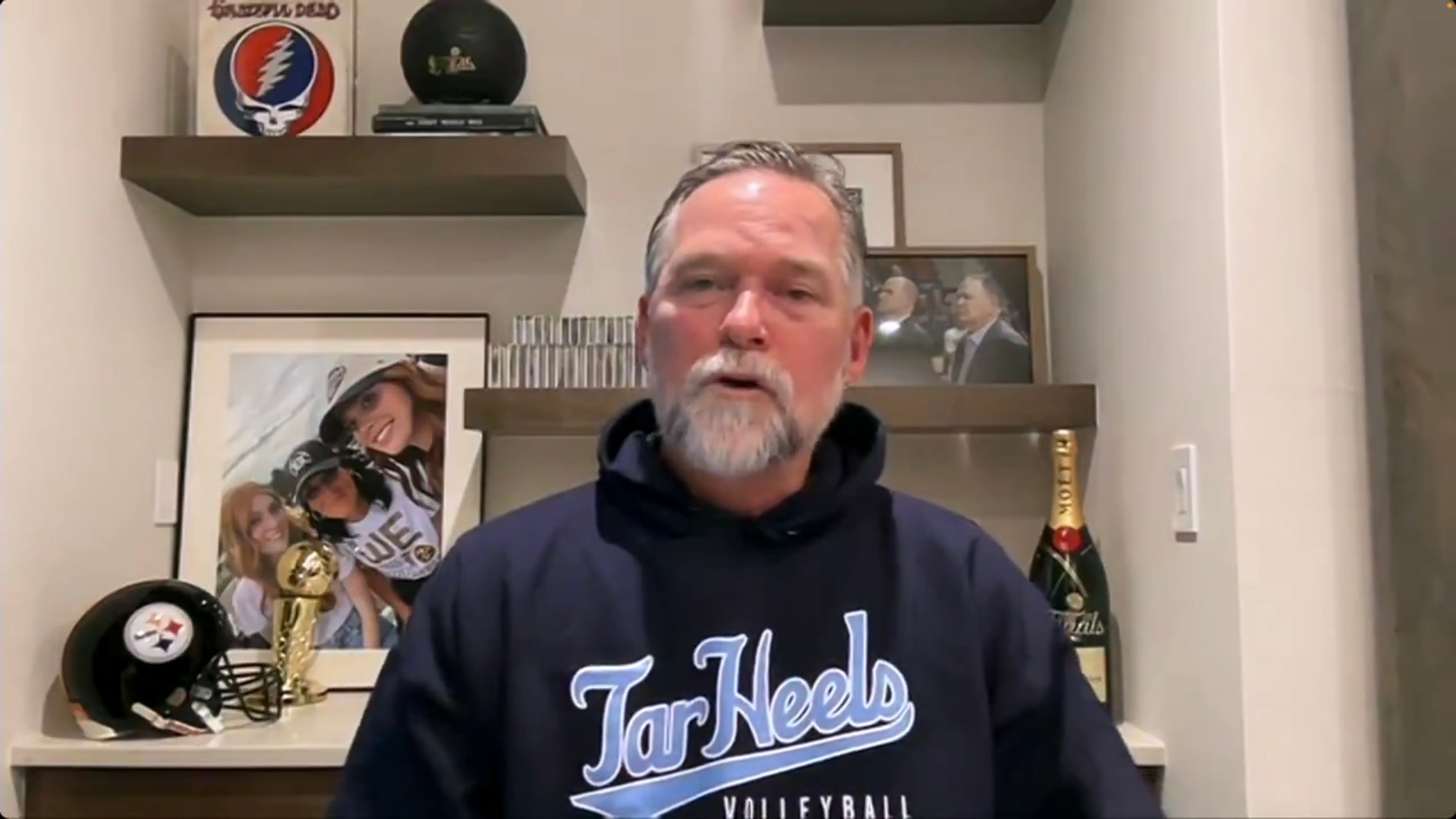 半年前，麦克·马龙教练在一次ESPN连线采访中穿上了北卡大学的帽衫，因为他的女儿