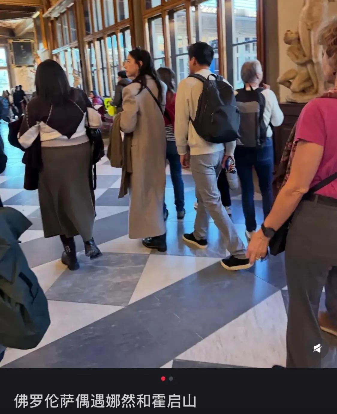 内蒙古演员娜然被网友拍到和霍启山同游，在意大利乌菲兹美术馆。霍震霆和霍启仁也在。