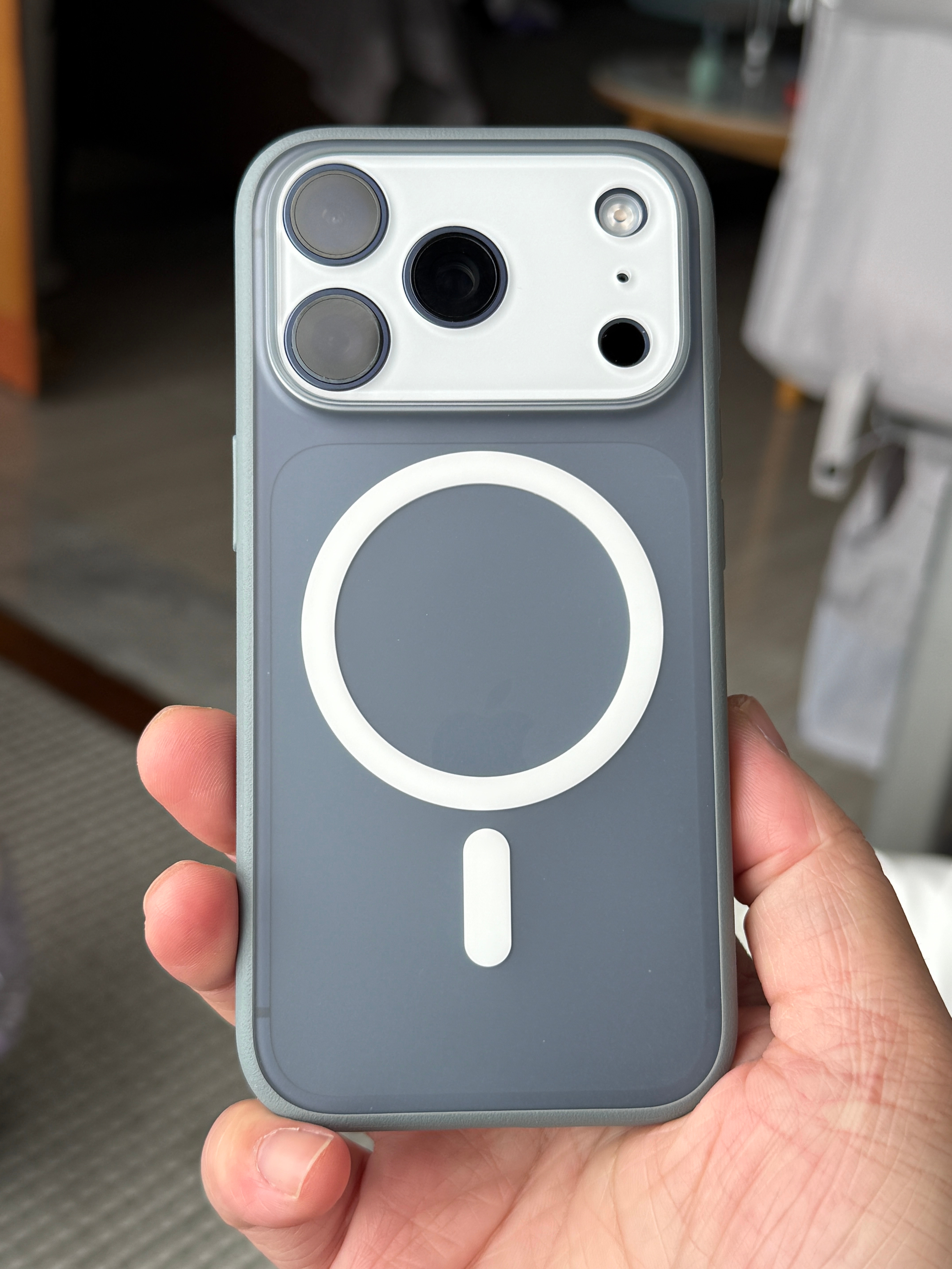 蓝色 iPhone17Pro 搭配013，贴了个平嵌镜盖 