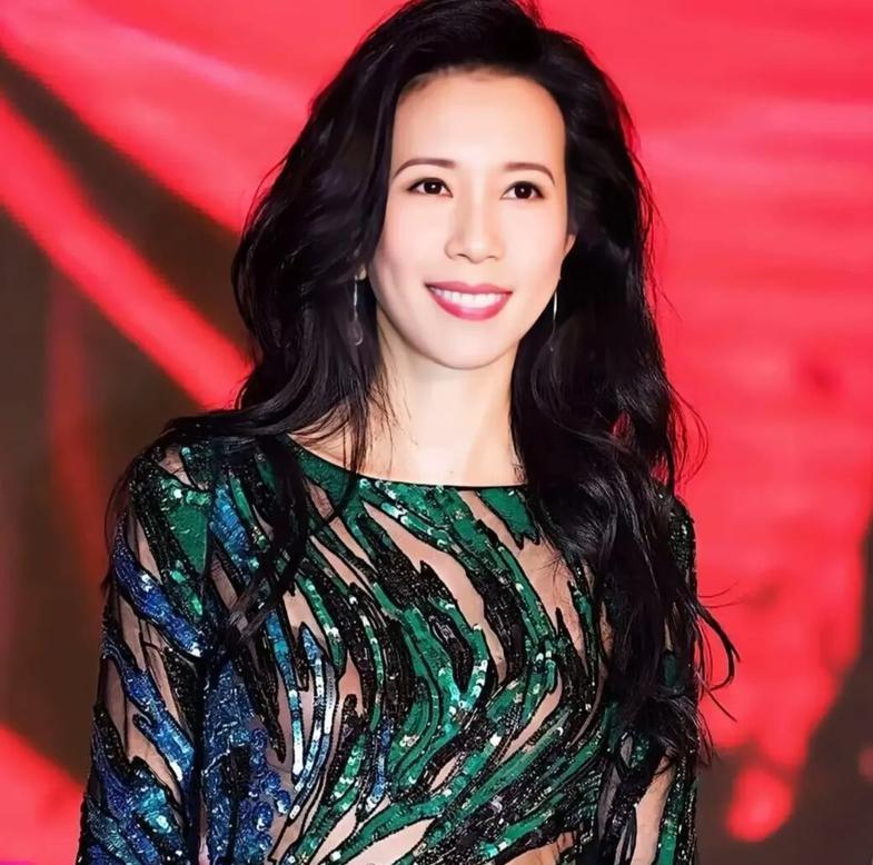 50多岁莫文蔚拥有少女般身材，很自律，
整个人简直是顶配，身材比例、气质气场无可