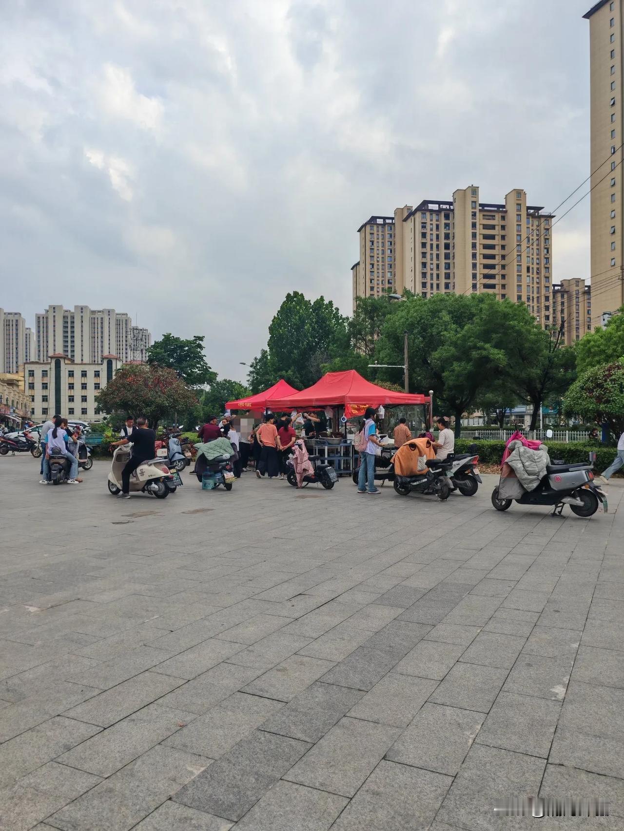 自打“史上最严禁酒令”出来，我那开饭店的张同学，脸蛋有阴到晴，现在甚至乐开了花。
