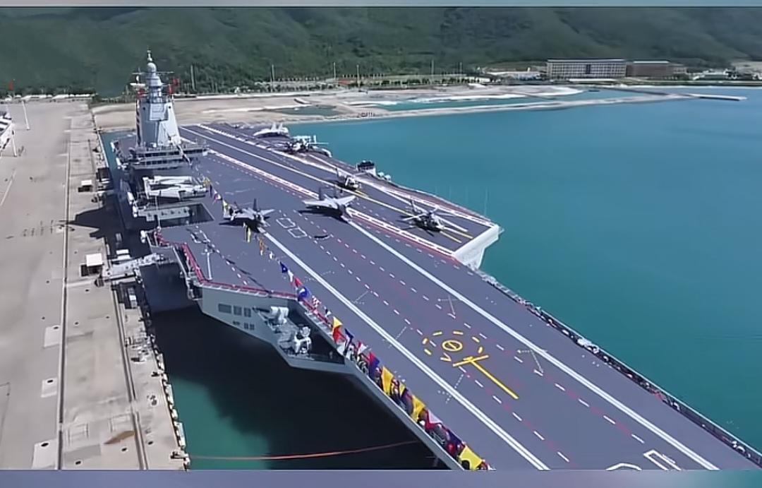 一声惊雷，震惊全世界。
在海南三亚，当一艘舷号18的巨舰缓缓驶入海军序列，中国海