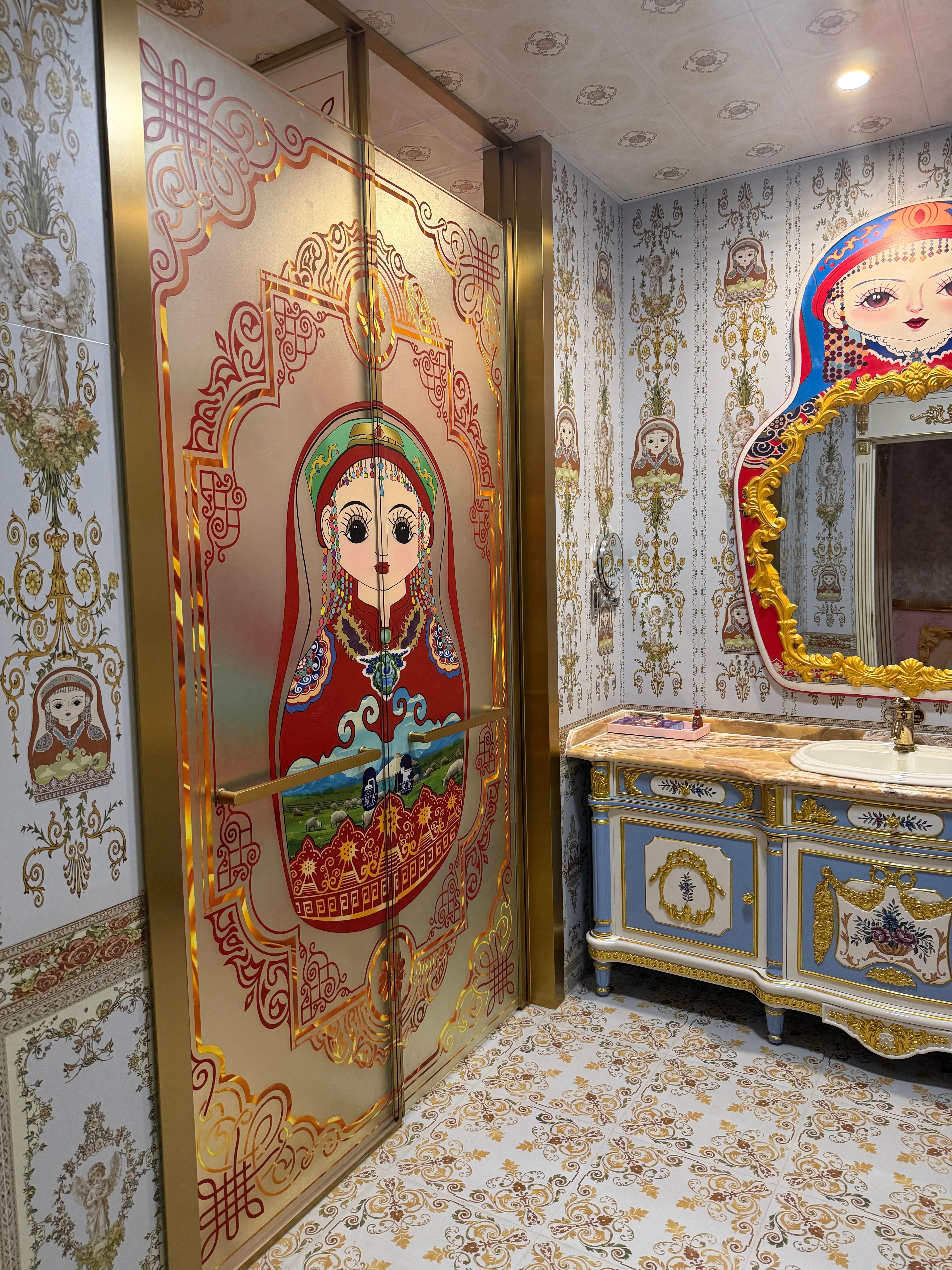 代理小姐姐说昨天一晚上都没睡好，因为屋里有太多双眼睛盯着你了，我一进屋，好好好，