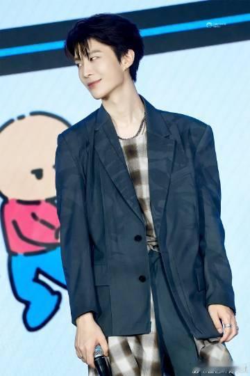 范丞丞偷偷健身不告诉跑男 从被小狗“偷吃”健身餐到现在的坚持不懈，范丞丞用行动诠
