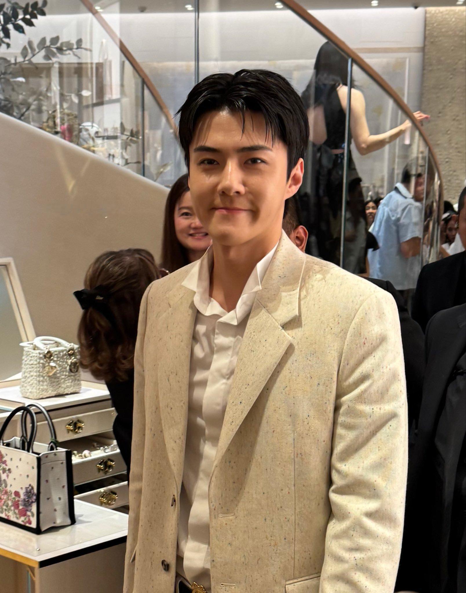 吴世勋吴世勋白色西装造型   这笑容好可爱ㅠㅠㅠㅠㅠㅠ cr.logo 