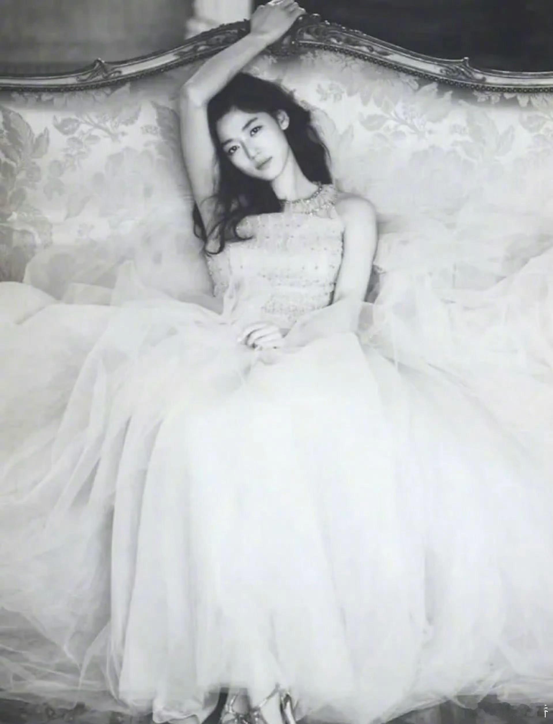 全智贤未公开婚纱照摄影师公开了14年前为全智贤拍摄的婚纱照，欧尼的脸太能打了…这