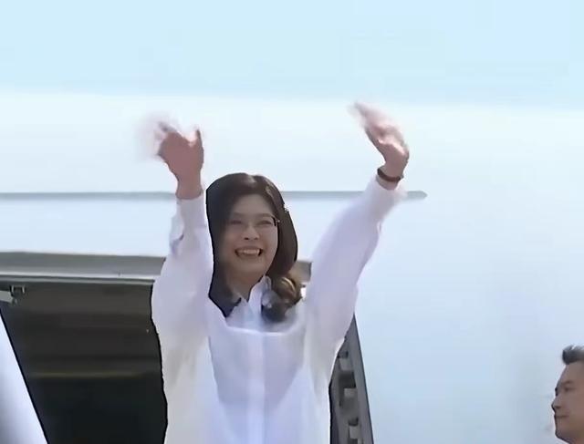 郑丽文明明没有实权，大陆为什么还要公布惠台政策？

4月12日傍晚，郑丽文的访问