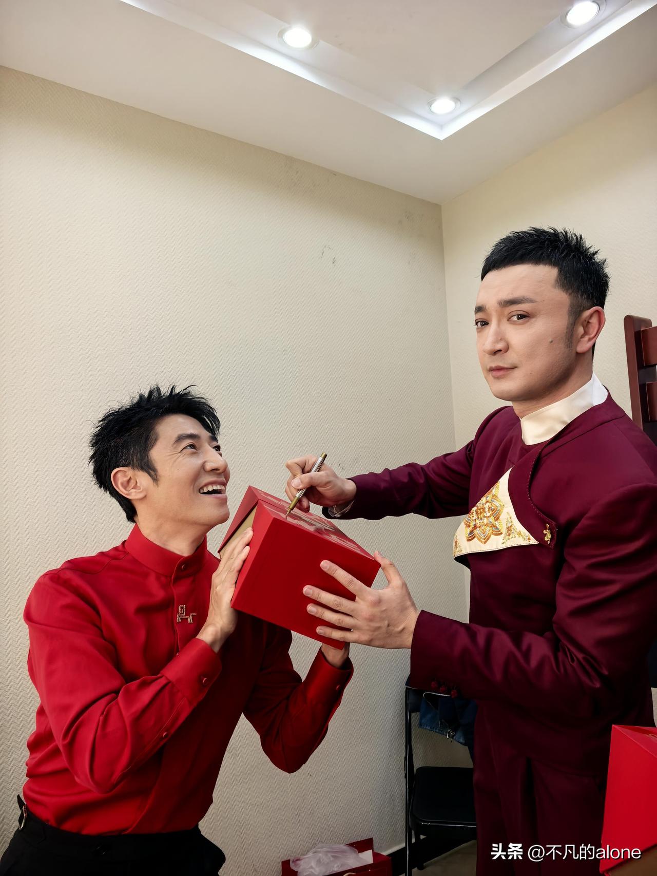 3月1日，央视主持人尼格买提更新日常动态，并配文“粉丝太热情真是没办法”。

这