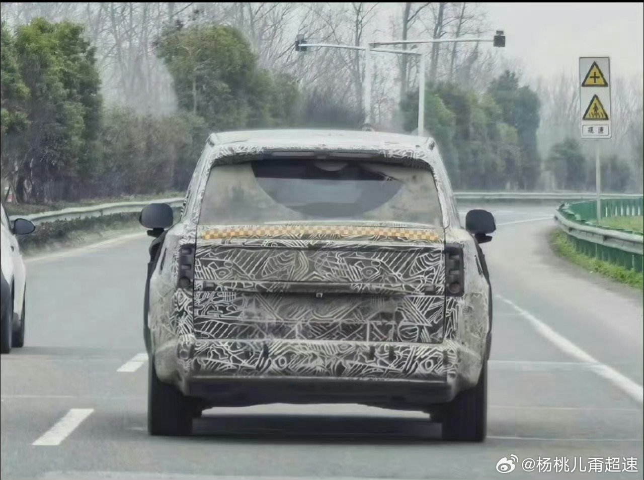 小米YU9之前的尾灯有人猜是YU9可是离地间隙不对吧？算了 转眼3月了发布会见吧