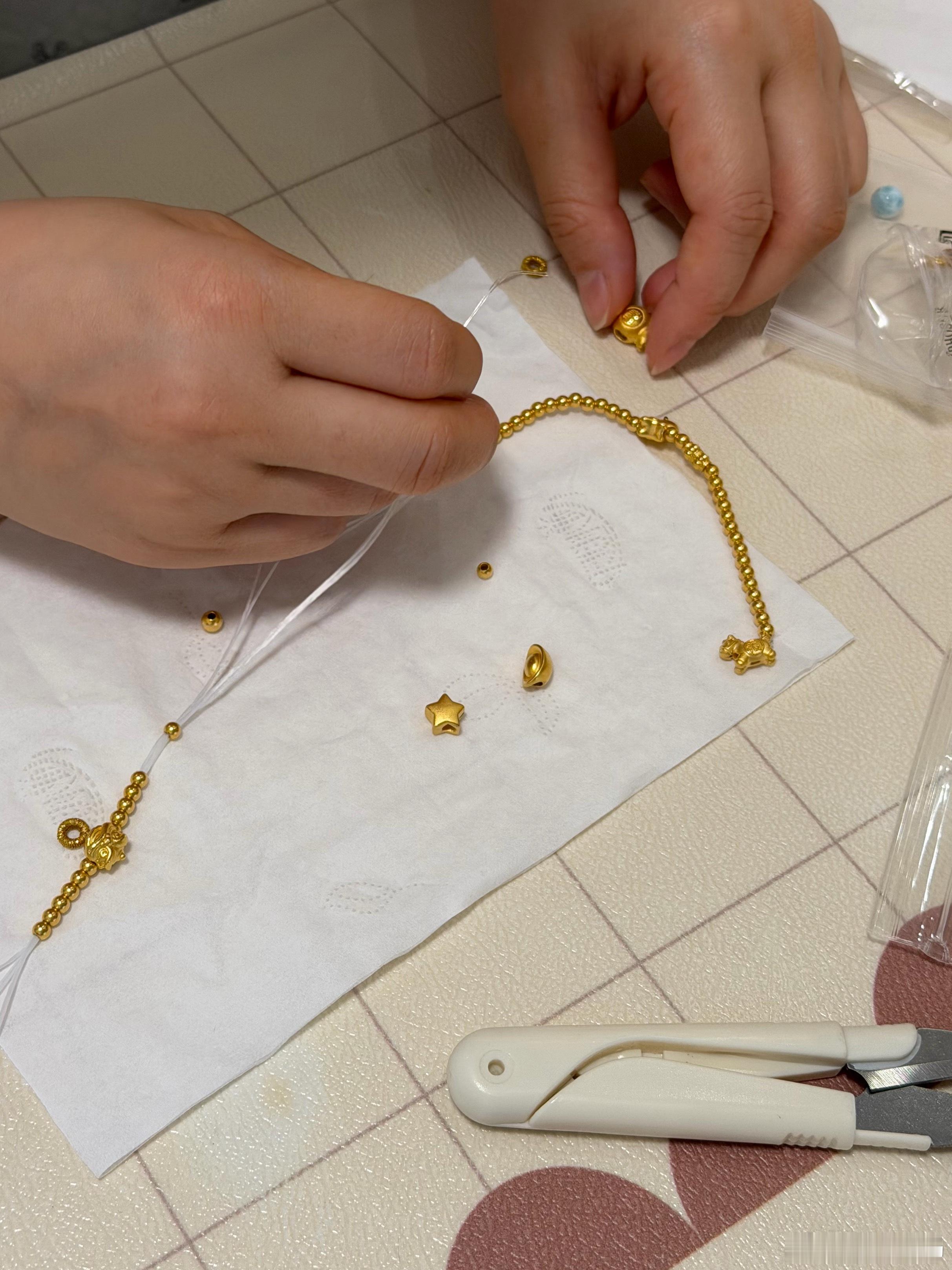 金饰克价下跌400元？？？这不还是1300多，这样一点一点降刺激不了消费，用户的