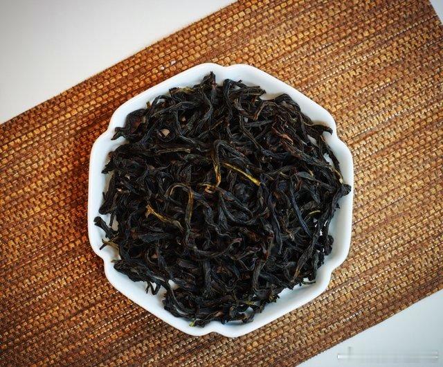 听名字觉得粗陋，喝一口便懂何为大俗即大雅，这就是鸭屎香。它是潮州凤凰山的凤凰单丛