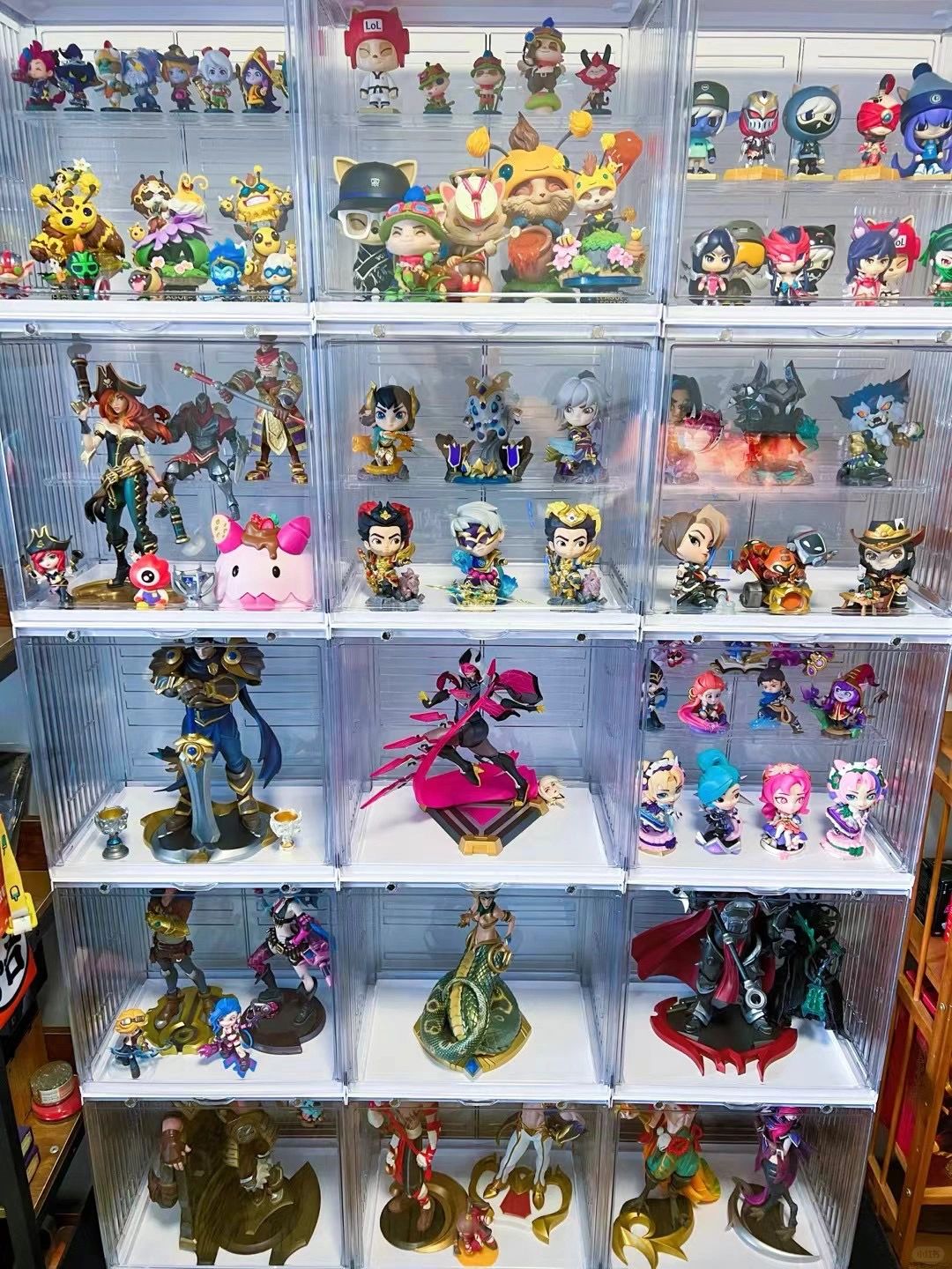 这样手办就不用定期擦灰了吧