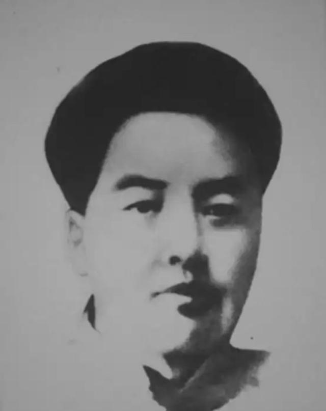1984年，贺子珍病逝，给她送行的人群中，有一男子不停大声哭喊着四个字，特别引人