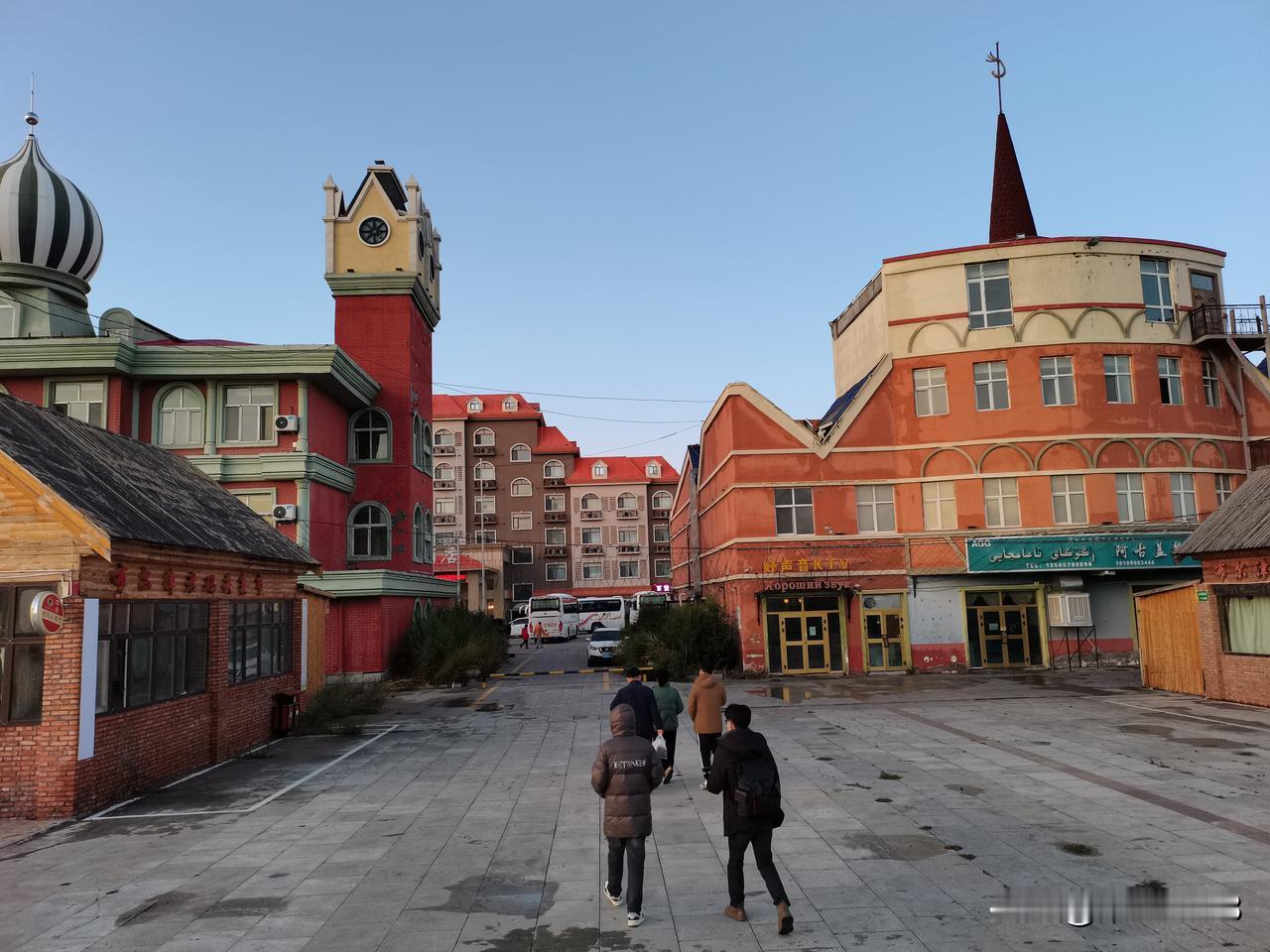 翻看着旅行照片，当看到布尔津时，我再次感动着。

我极爱恋布尔津，这座祖国最西北