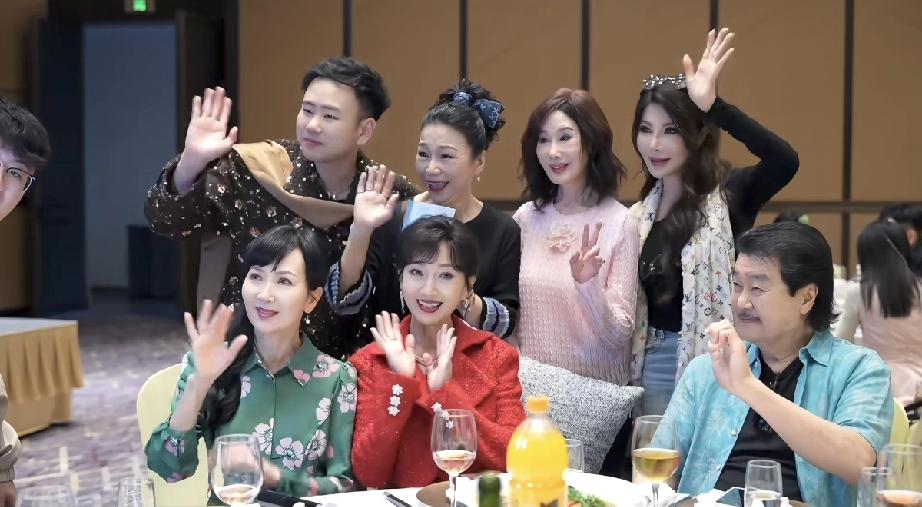 赵雅芝对老公黄锦燊真好，参加胥渡吧庆功宴，时刻把他带在身边!

4月5日，赵雅芝