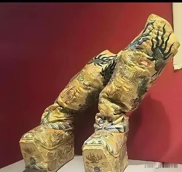 古代当个帝王也挺不容易的，就说这鞋子看着都捂脚！更别说穿一天呢！