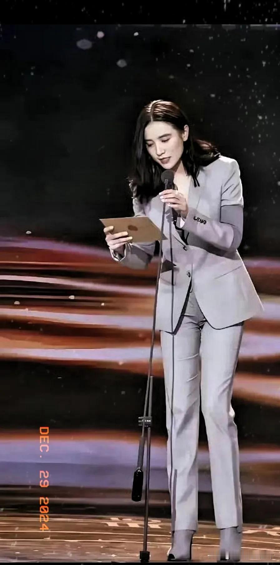 这才是女演员中的清流吧，我觉得女演员真的不用穿的太清凉才能吸引人，最主要的还是演