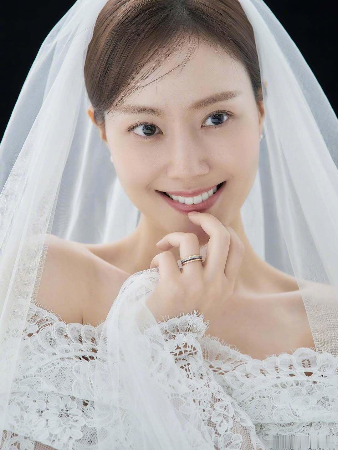 六月新娘文彩元！40岁的文彩元发出了自己的婚纱照，她将于本月与圈外男友举行婚礼。