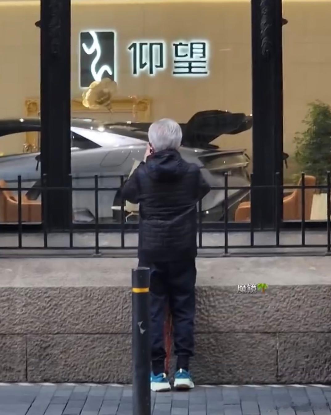 《仰望》帕加尼老爷子偶遇仰望U9，还进店看了车，不知道他会怎么想。图片/视频来自