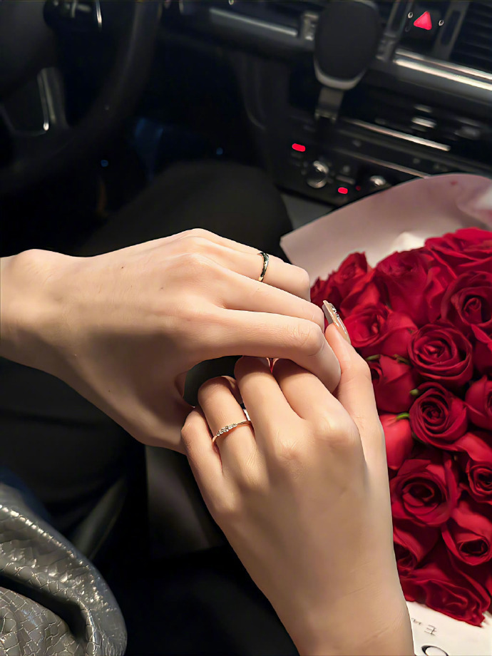 我好羡慕这句话：“我睡醒会找你，忙完会告诉你，事事有回应，件件有着落，爱是腻宠，