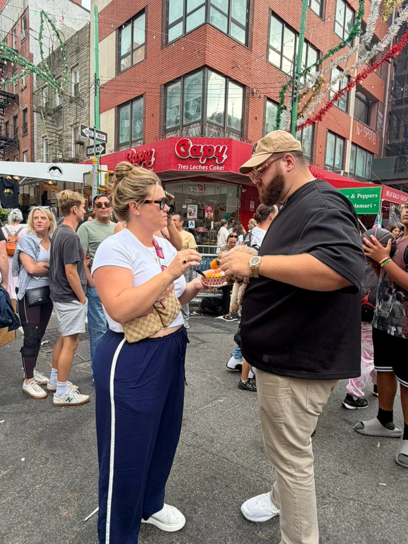 纽约唐人街隔壁的小意大利区正在举行一年一度的 Feast of San Genn