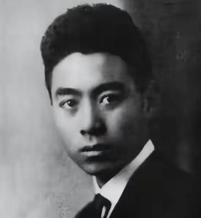 1927年，周恩来意外被捕，审讯他的人竟是昔日学生鲍靖中，他认出恩师，悄悄凑近说