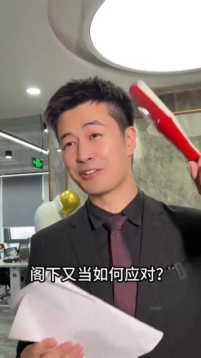 她是谁？我请的大学生遛狗。一只小狗换大学生的宝贵时间？你真不要。如果我掏出实习证