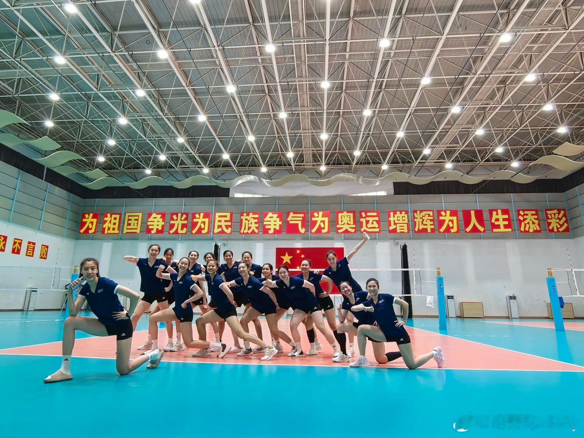 中国女排今天从福建漳州出发启程前往泰国参加2025女排世锦赛 。李盈莹随队出发，