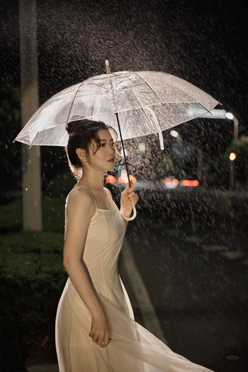 巧妙运用雨夜：雨中人像的另类拍法，让普通街角也有电影感

雨夜拍人像，最容易犯的
