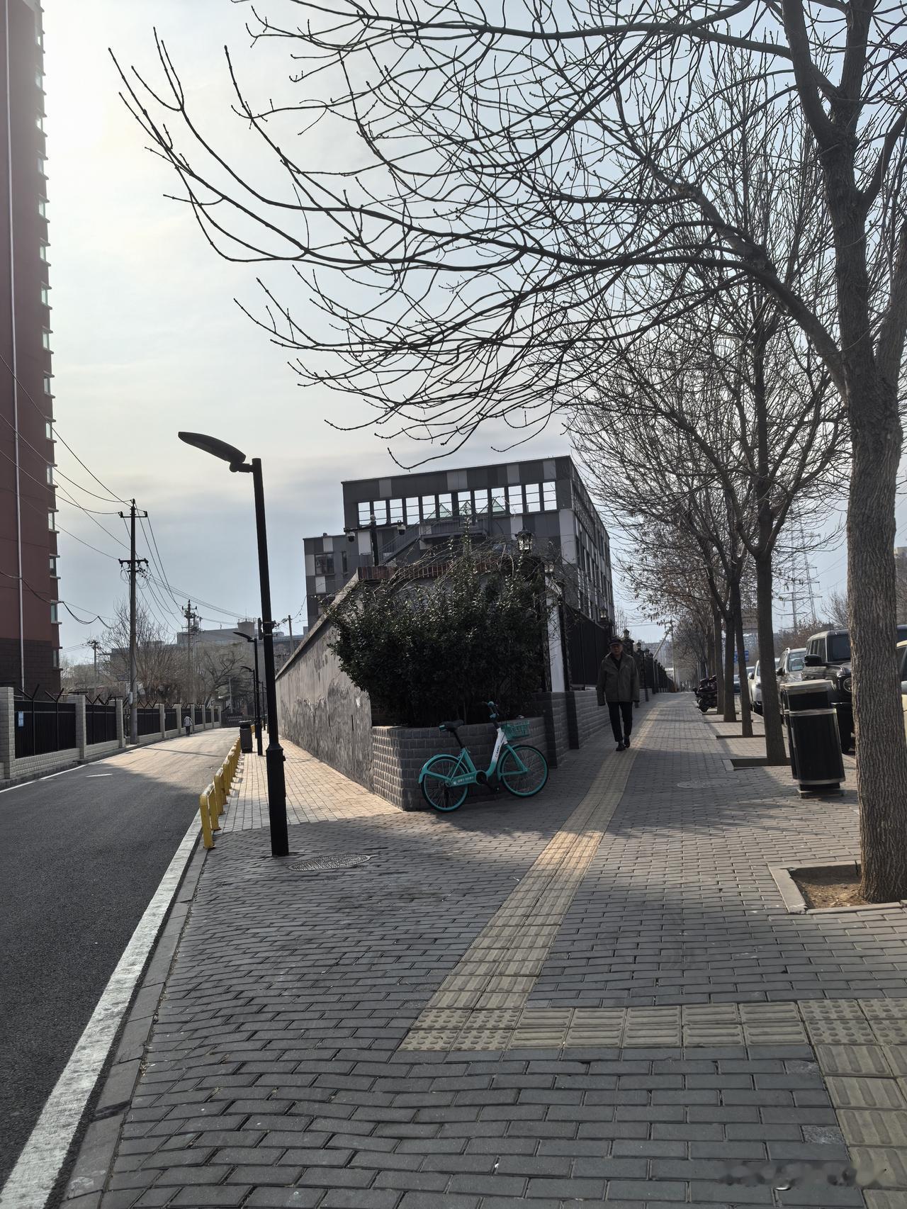 位于两条道路的夹角处的玉渊潭置业集团公司。在这样一个狭小的扇形区域里有一家置业公