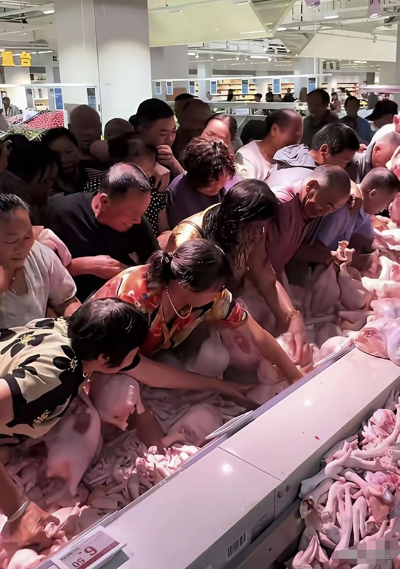 这些冻肉都要抢，又不是什么新鲜的肉品，难道不要钱吗？