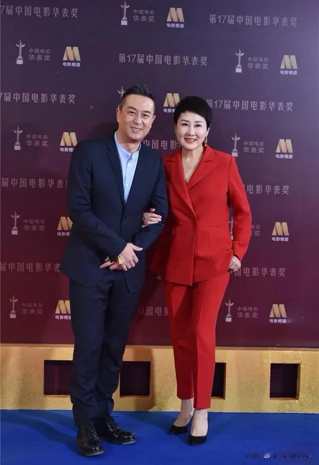 只要张凯丽不穿短裤,不露大腿，那气质就不一样了,也没有人们口中说的那么丑了。旁边