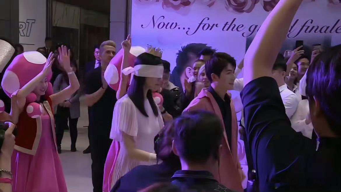 陈学冬去了奚梦瑶婚礼许久未见！更新微博了！他晒出奚梦瑶、何猷君婚礼现场照片，并配