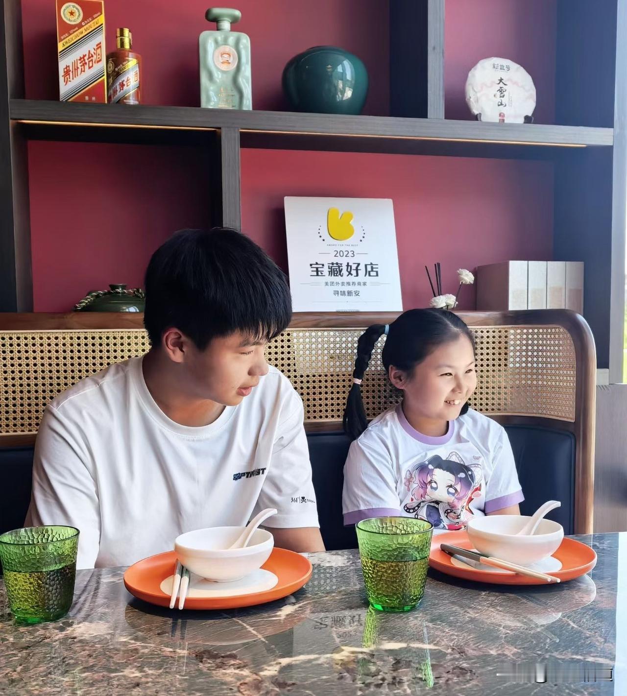 如果非要在“晒健康”和“晒子孙”之间做个选择，我会毫不犹豫地把票投给后者。

健