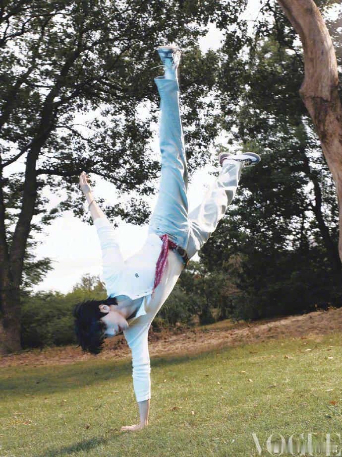 在VOGUE拍摄中释放了他充满活力，洒脱的一面。身着白色华夫格上衣，在草坪上悠然