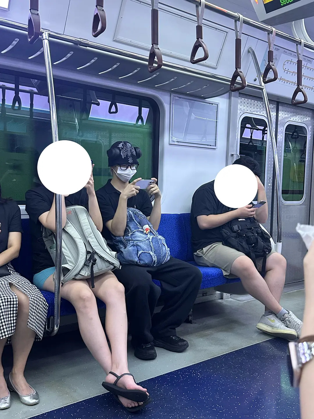 吴弦俊戴眼镜 网友偶遇smtr25练习生吴弦俊，戴眼镜造型好帅[手指比心] ​​