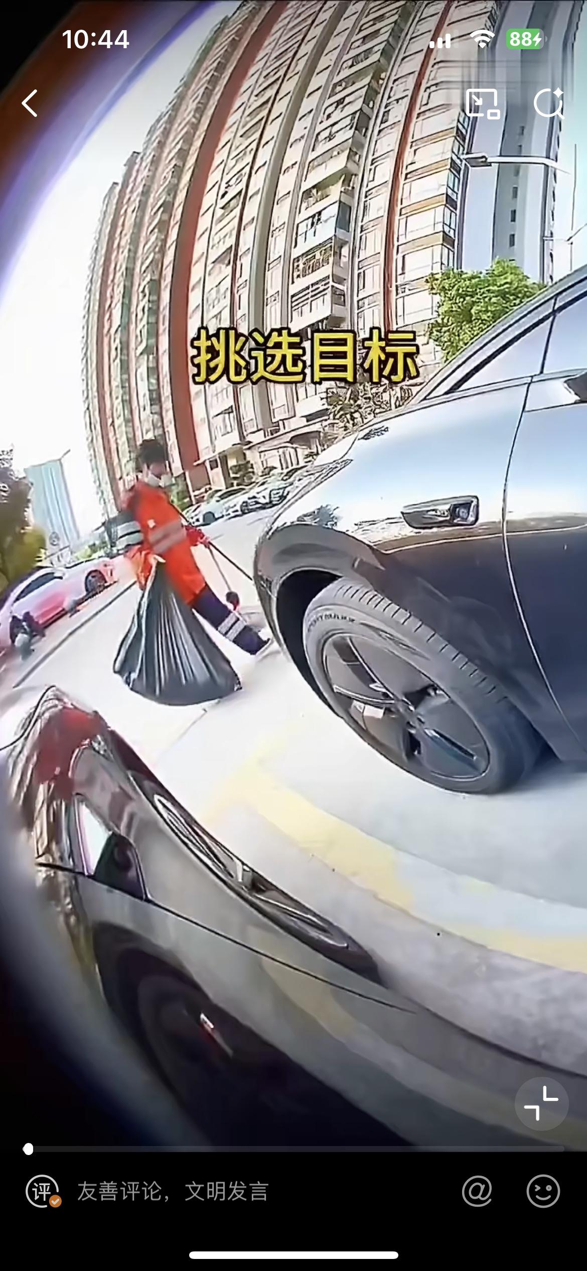 深圳某小区一保洁阿姨无故划车，被抓到还狡辩，她没想到蔚来车上有哨兵模式，拍的清清