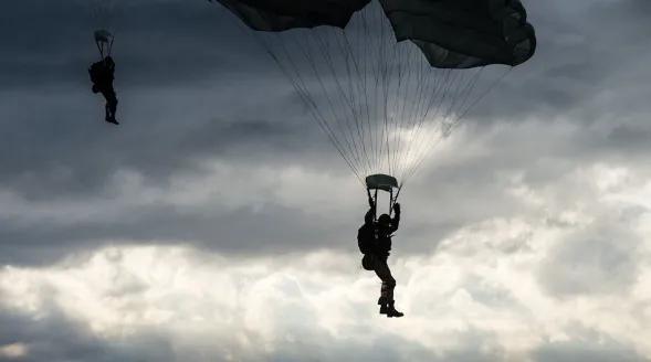 克里米亚空降兵发动突袭，库尔斯克州乌军战车整编组被消灭殆尽！

克里米亚空降兵出