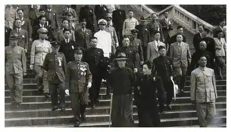 很多人以为1949年蒋介石败退台湾是被解放军“打跑”的仓皇之举，实则不然。 
 