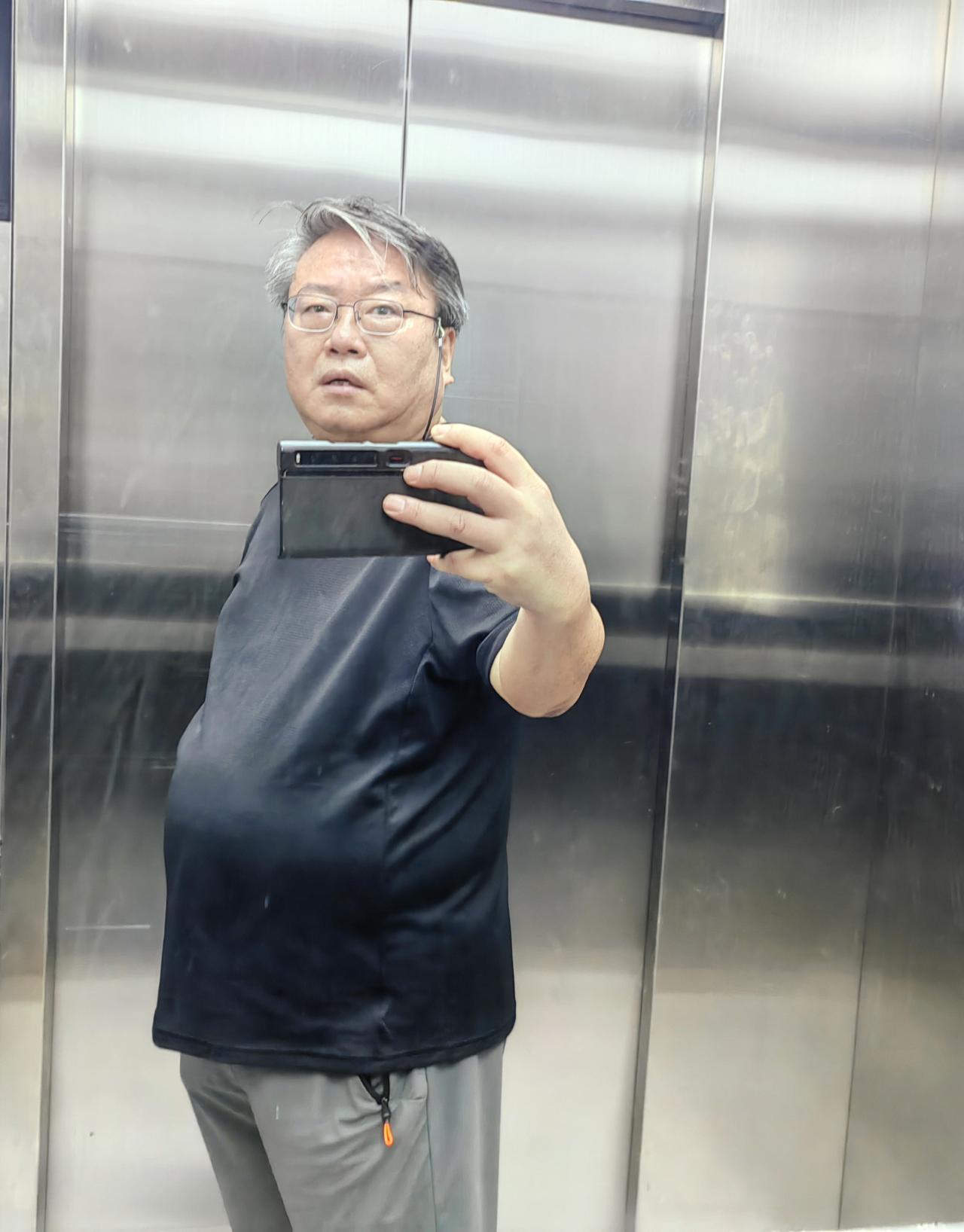 宿醉被肩周炎折腾得睡不了觉又不服输的浮肿的脸。
​早起，陪太座慢行两公里半，随后